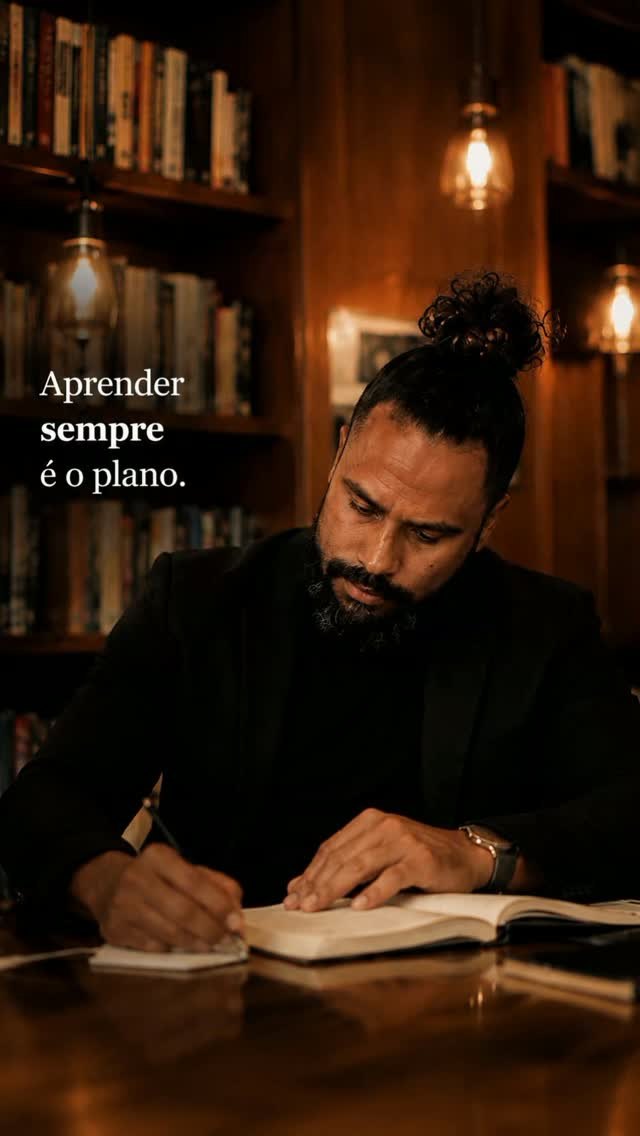 Thiago lendo em uma biblioteca